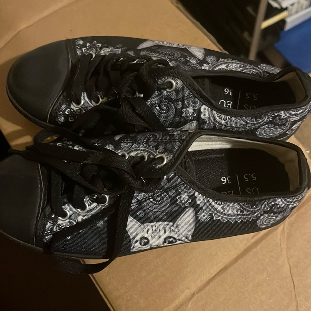 NEW NEVER WORN CAT SHOES